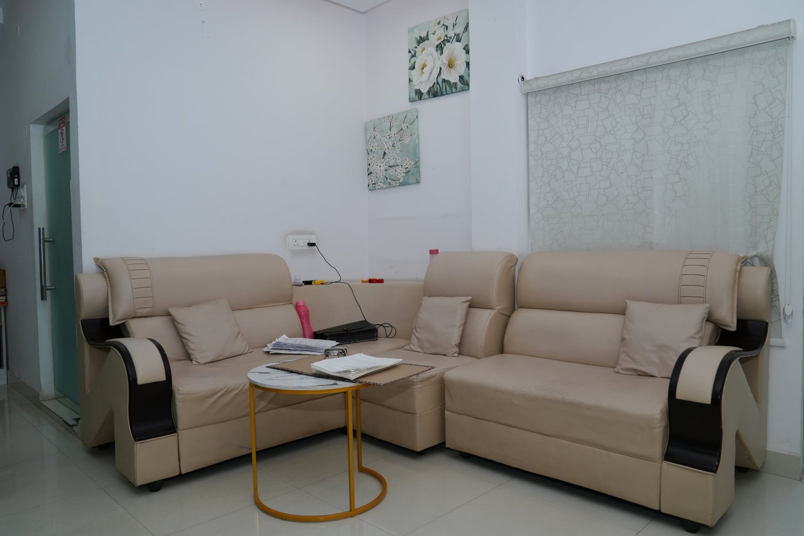 Comfortable Patient Waiting Lounge - slide 1