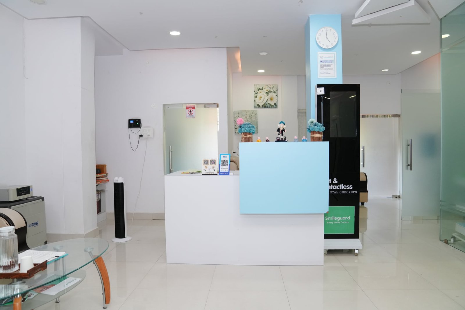 Modern Reception & Welcome Desk - slide 1